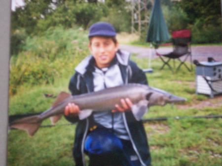 moi et un esturgeon de 98cm